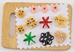 IM65668 - Cookies on Cutting Board